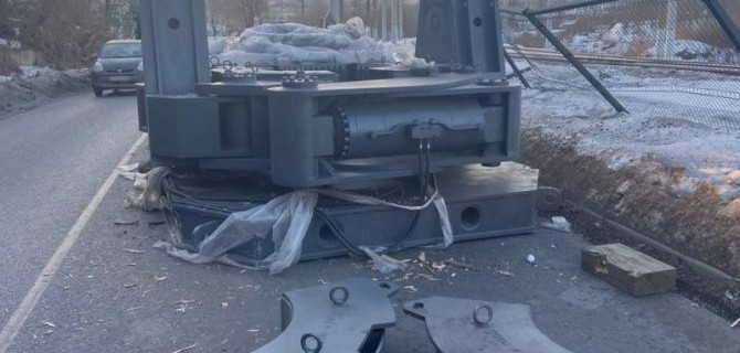 Во Владивостоке «Вольво» уронил на дорогу груз и ограничил движение