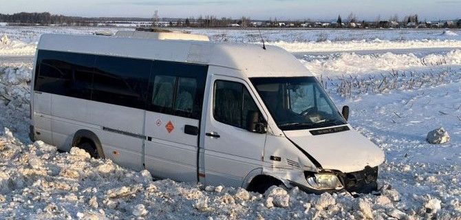 В Башкирии автобус столкнулся с УАЗом, пострадала пассажирка