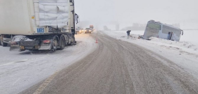 Фура и пассажирский автобус столкнулись на трассе под Новосибирском
