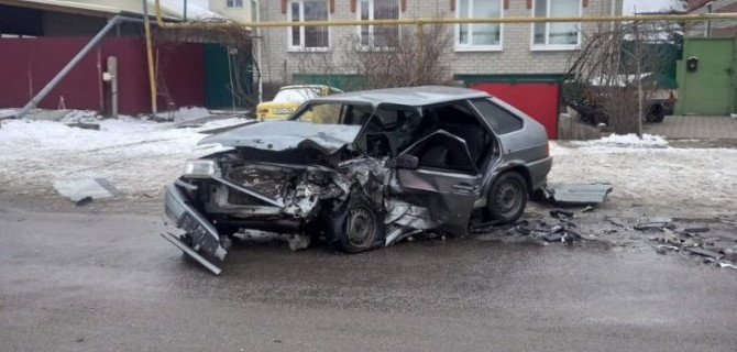 В Воронеже столкнулись три автомобиля, пострадали автомобилистка и двое детей