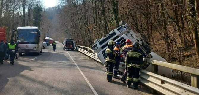 В Сочи бетономешалка опрокинулась после столкновения с автобусом, водитель погиб