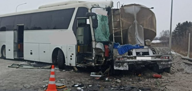 В Новокузнецке в ДТП с участием автобуса, грузовика и легкового автомобиля погибли 2 человека, пострадали четверо