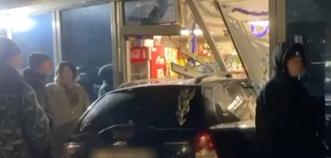 В Рязани нетрезвый водитель на иномарке протаранил торговый павильон