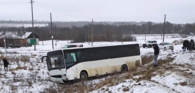 Рейсовый автобус с 23 пассажирами съехал в кювет в Воронежской области