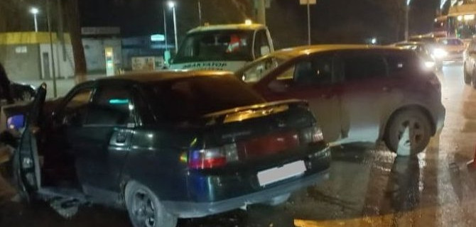 В ДТП в Керчи пострадали четверо, в том числе подросток и двое детей