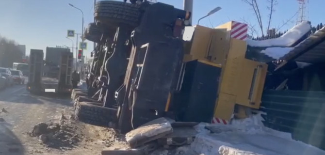 Опрокинувшийся автокран ограничил движение по улице Пермякова в Тюмени