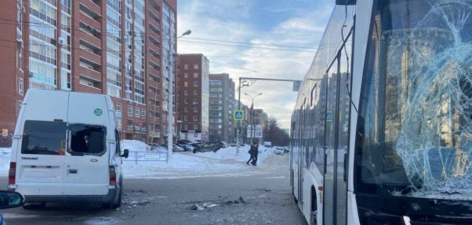В Уфе столкнулись автобус и маршрутка, пострадал пассажир