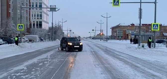 В Новом Уренгое внедорожник на пешеходном переходе сбил школьника
