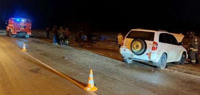 Под Волгоградом ВАЗ столкнулся с КамАзом, а тот — с «Чери», один человек погиб