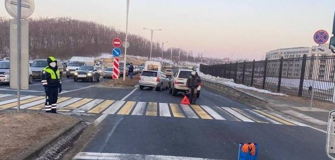 Во Владивостоке иномарка на переходе сбила девушку