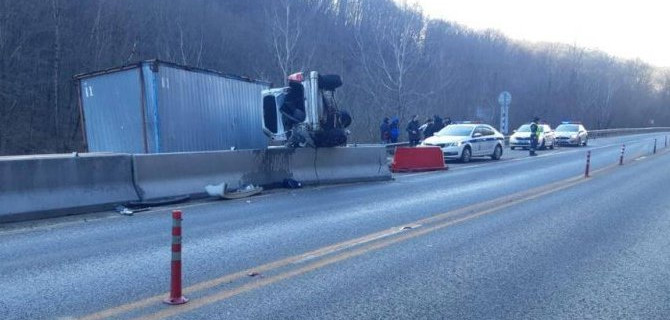 На трассе «Дон» под Горячим Ключом иномарка врезалась в ограждение, погибли два человека