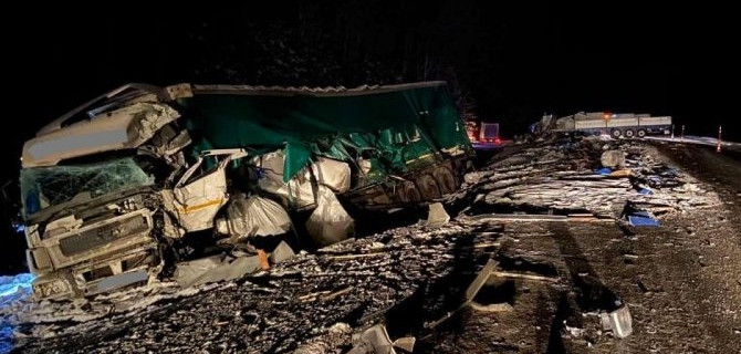 Четыре большегруза столкнулись на трассе в Тюменской области, пострадали двое водителей