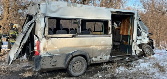 Маршрутка и КамАЗ столкнулись в Волгограде, погибли три пассажира, в том числе ребенок