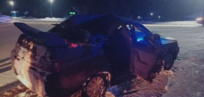 В Томской области бетонная опора новогодней растяжки рухнула на легковой автомобиль, есть пострадавший