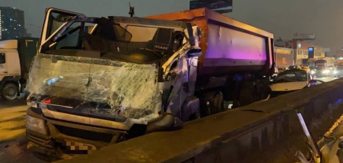 В массовом ДТП на МКАД погиб водитель грузовика