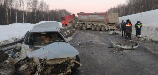 Иномарка и КамАЗ столкнулись на трассе «Урал» в Челябинской области