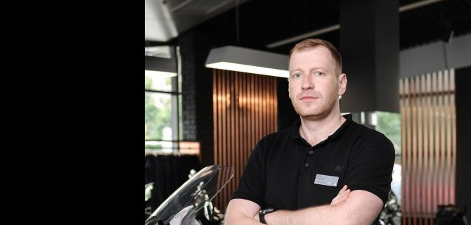 О том, как хранить мотоциклы зимой, и вообще о тонкостях «немотоциклетного» сезона рассказал Яков Куликов, начальник участка сервиса мотоциклов АВТОДОМ BMW MOTORRAD Зорге