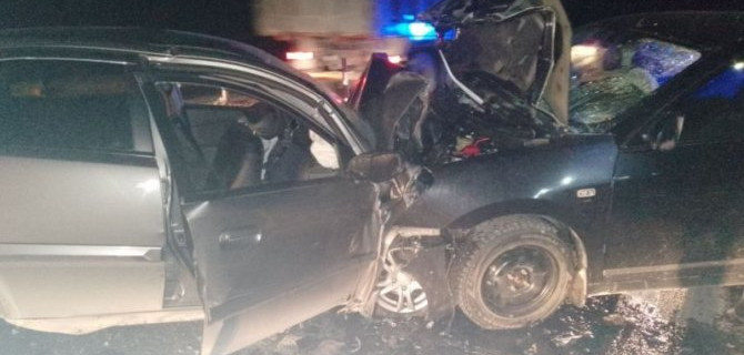 Две иномарки столкнулись на федеральной трассе в Тюменской области, один человек погиб, пострадали двое