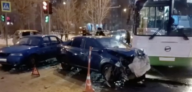 Массовое ДТП в Тюмени «собрало» три легковых автомобиля и автобус