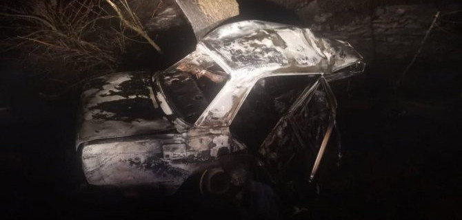 На Ставрополье ВАЗ врезался в дерево и загорелся, водитель госпитализирован