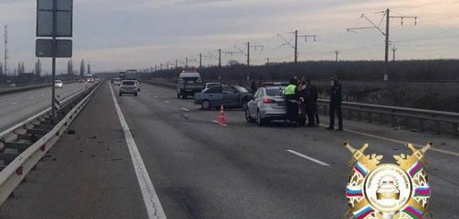 Под Горячим Ключом иномарка врезалась в ограждение. Водителя выбросило из машины, он погиб