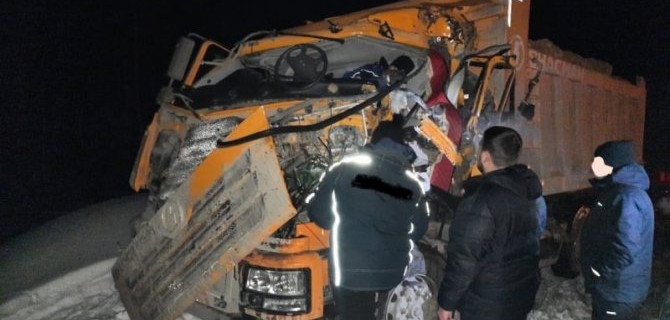 На трассе Москва — Челябинск один большегруз врезался в другой, есть пострадавший