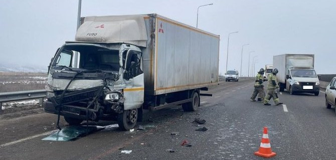 На трассе «Кавказ» грузовик врезался в фуру, пострадал водитель