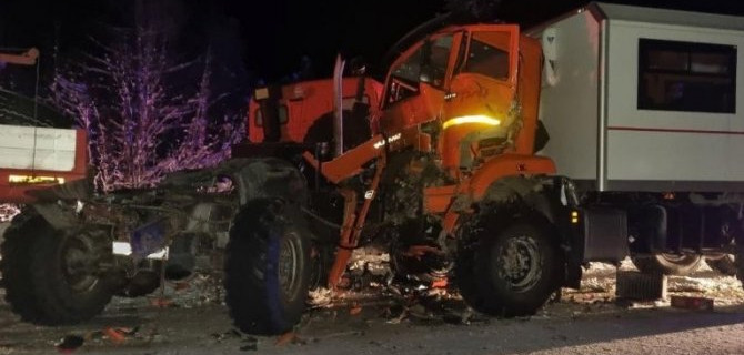 В ДТП с участием двух КамАЗов на трассе Сургут — Салехард пострадали два человека