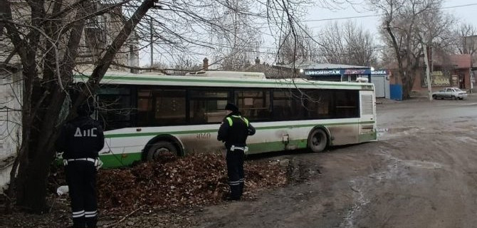 В Ростовской области пассажирский автобус врезался в дерево, пострадали 13 человек, из них 6 — дети