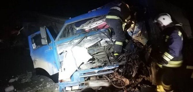 Два КамАЗа столкнулись в Воронежской области, один из водителей погиб