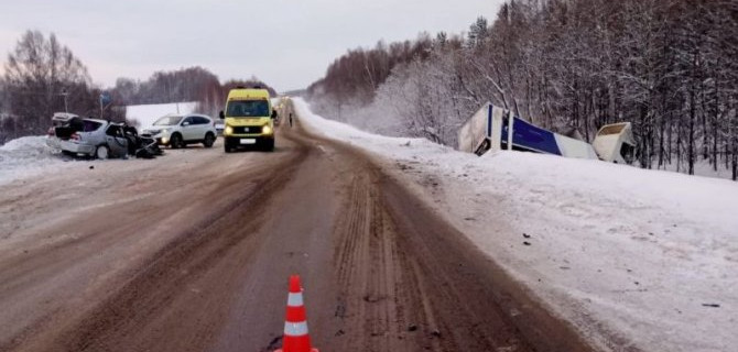 В Томской области «Ниссан» столкнулся с грузовиком, пострадали автомобилистка и ее пассажир