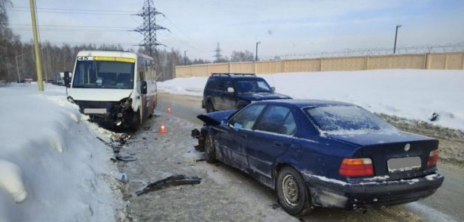 Трое взрослых и трое детей пострадали в ДТП с участием маршрутки в Новосибирске