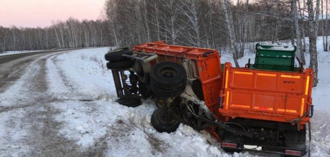 В Омской области столкнулись «Рено» и КамАЗ, один человек погиб, один пострадал
