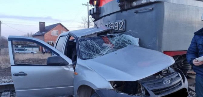 В Краснодарском крае «Лада» столкнулась с грузовым поездом, водитель погиб