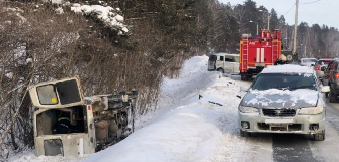 Маршрутка с пассажирами опрокинулась в Иркутске