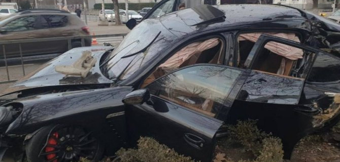 В Краснодаре «Порш» на перекрестке столкнулся с ВАЗом, пострадали оба водителя