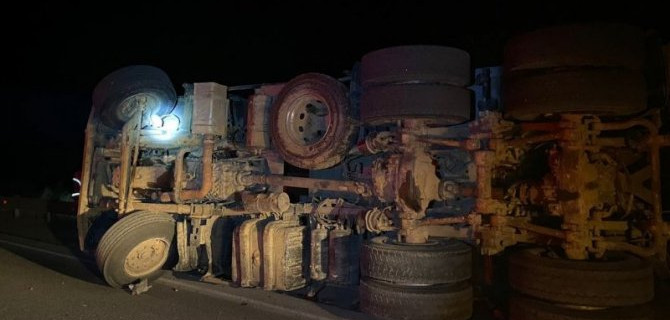 В Воронежской области опрокинулся грузовик, водитель погиб