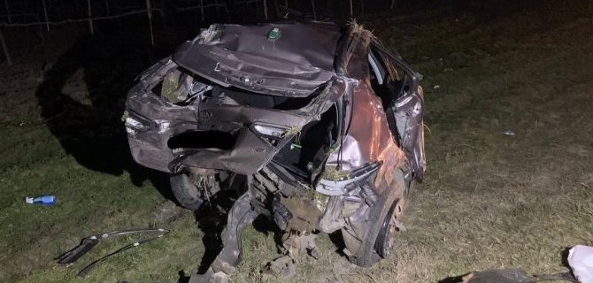 Две иномарки опрокинулись после столкновения на трассе в Краснодарском крае, пострадали 6 человек, в том числе дети