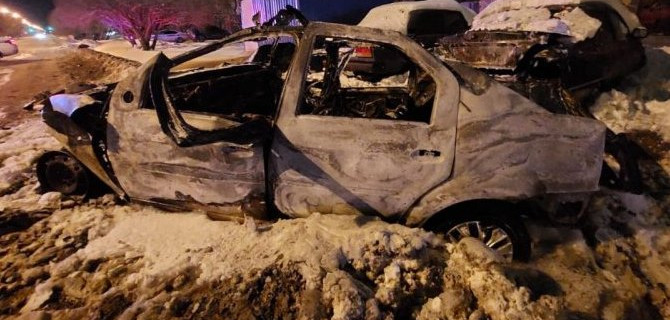 В Омске после ДТП с двумя иномарками и автобусом одна из машин сгорела, водитель погиб