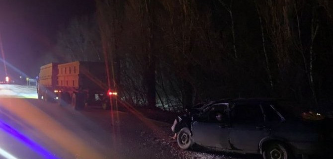 На трассе «Дон» легковой автомобиль столкнулся с попутным КамАЗом, погибли два человека