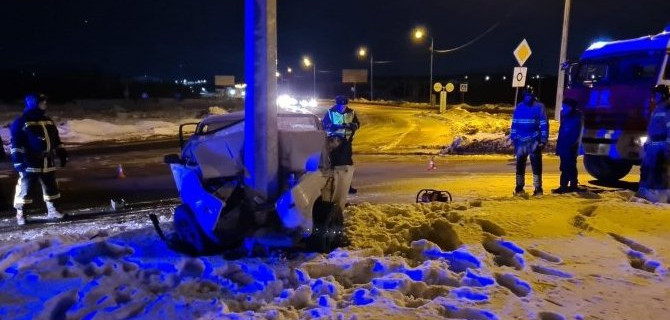 В Челябинской области ВАЗ врезался в столб, водитель погиб