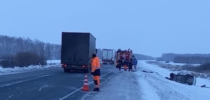 На трассе Челябинск — Новосибирск «Фольксваген» столкнулся с большегрузом, погибла автомобилистка