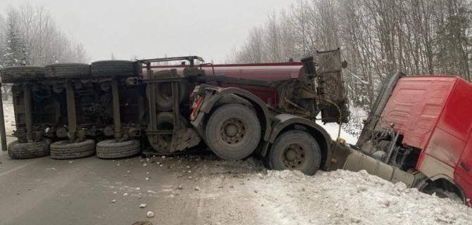 В Пермском крае в ДТП с участием грузовика и микроавтобуса погибли 4 человека