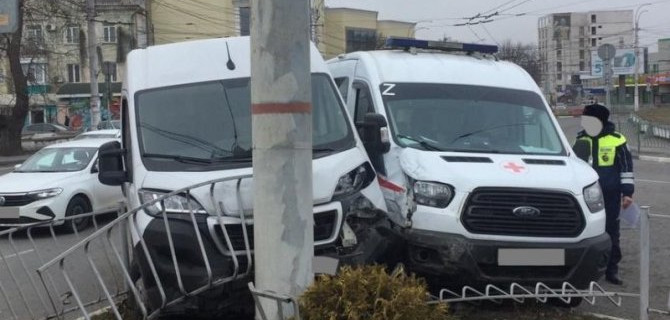 В Симферополе в ДТП попал автомобиль скорой помощи, есть пострадавшие