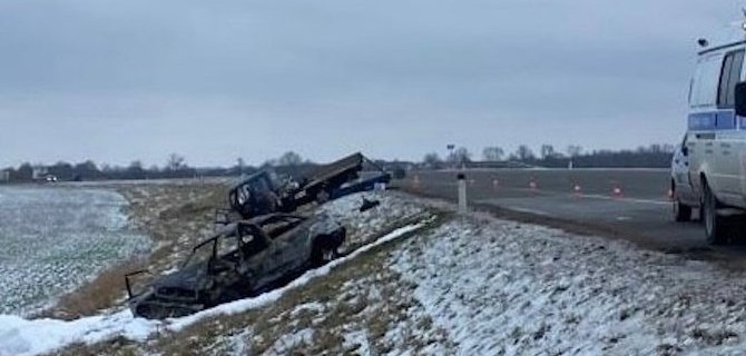 В Калининградской области «Ауди» после столкновения с «Мерседесом» съехал в кювет и загорелся