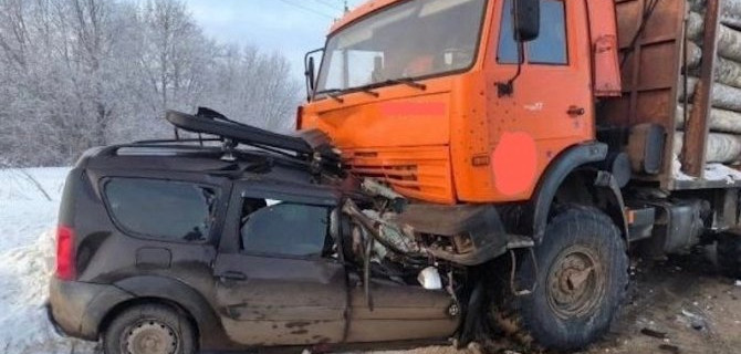 В ДТП с «Ладой» и лесовозом в Кировской области погибли четыре человека