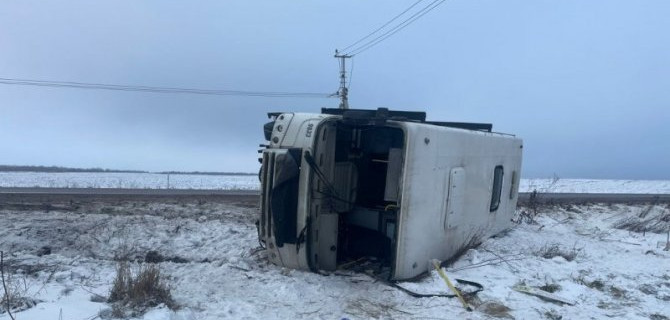 В Ленинградской области опрокинулся автобус, пострадали три пассажирки