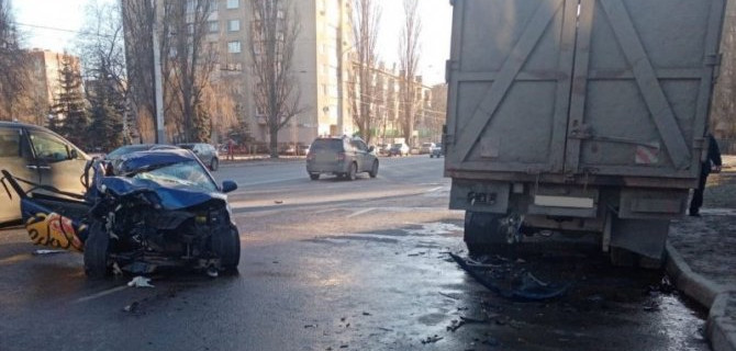 В Воронеже иномарка врезалась в припаркованный КамАЗ, пострадали два человека
