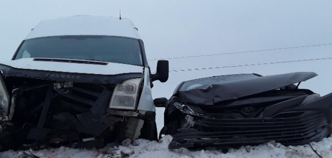 В Ивановской области столкнулись "Форд Транзит" и "Тойота", пострадали водитель и трое детей