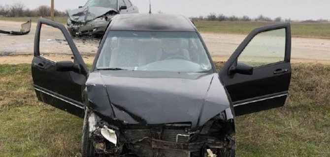 Два водителя и два пассажира пострадали в ДТП с двумя легковыми автомобилями в Крыму